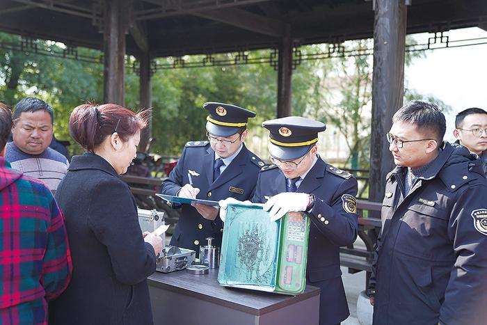 浙江省安吉县市场监管局上墅市场监管所联合当地检测机构开展“计量为民，你我同行”计量下乡服务活动