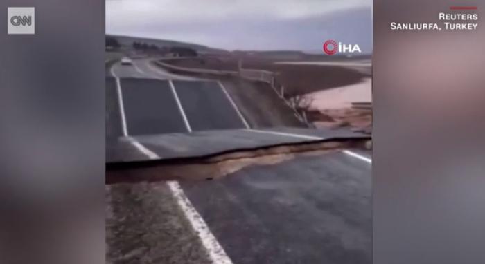 视频曝光！美媒：土耳其遭暴雨洪水袭击，道路被“一分为二”