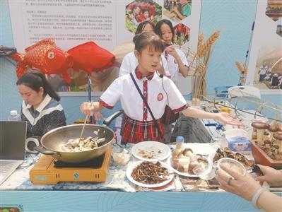 艾草薄荷膏、稻草艺术制作……这个活动中小学生展示劳动教育成果