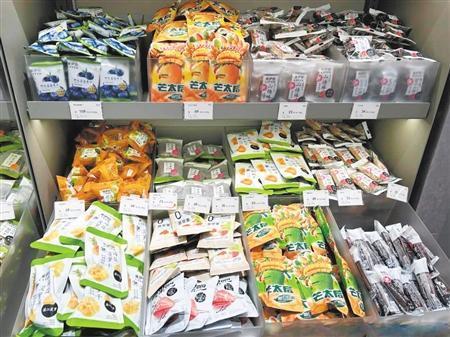 零食品牌店的价签