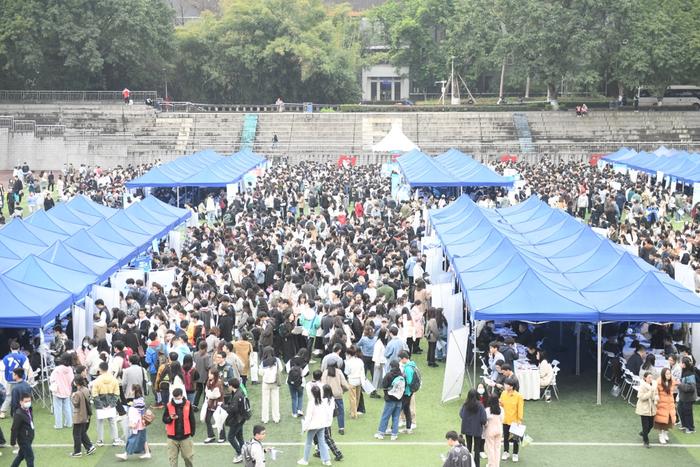 400余家单位 近2万个岗位 重庆大学“春招会”吸引万名学子