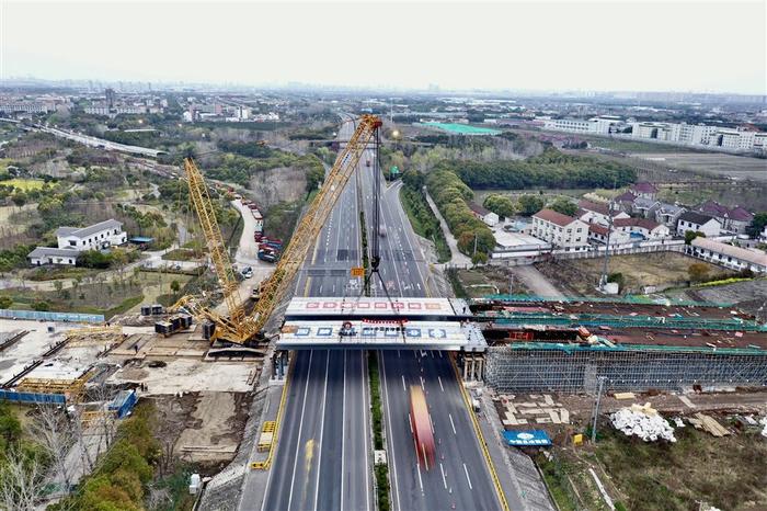 完成G1503“跨越” 陆翔路（鄱阳湖路-杨南路）道路新建工程迎新进展