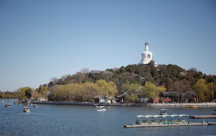 北海公园游船开航迎客，脚踏船、手划船等船种可供游客选择