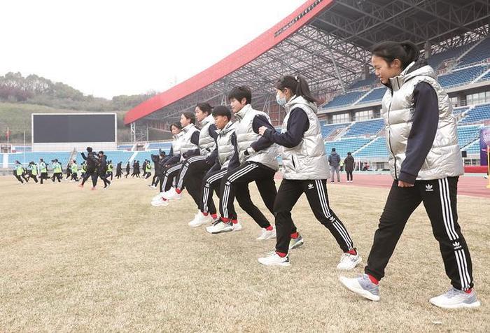 江苏省青少年足球 后备人才训练营 在镇开营