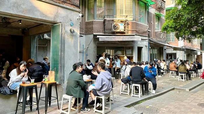 坐满年轻人的咖啡店