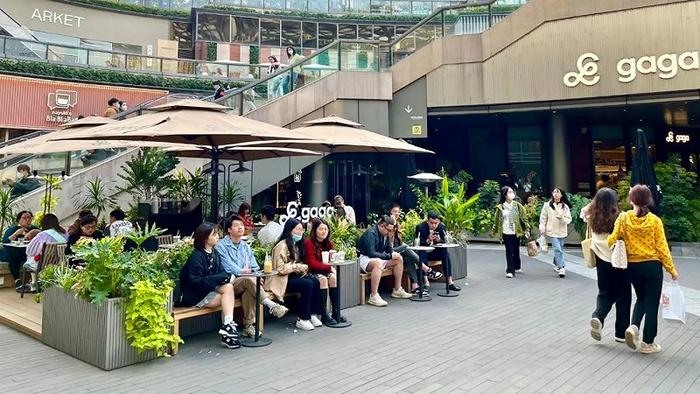 在天环广场喝下午茶的年轻人们