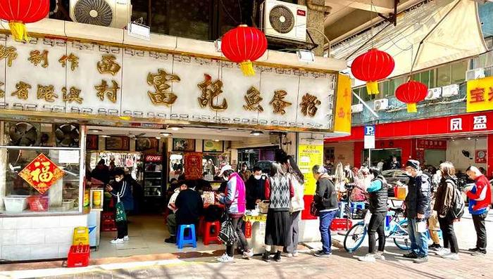 成为“网红”后,西华路许多餐厅都需要排队