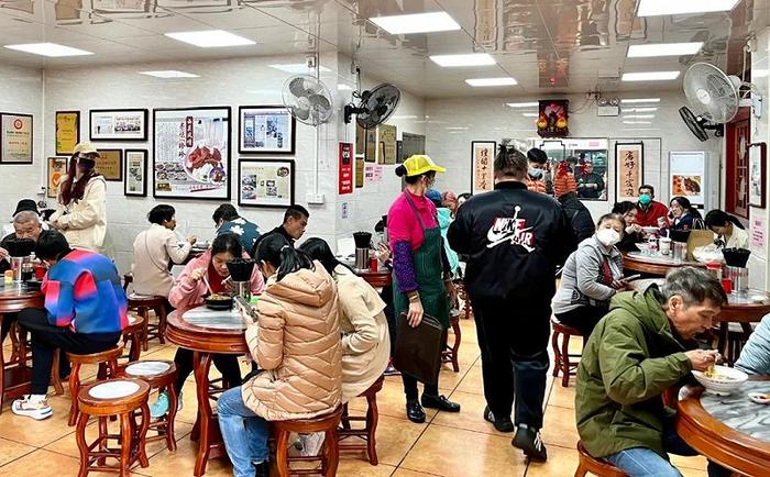 早上9时许,街坊们扎堆吃早餐