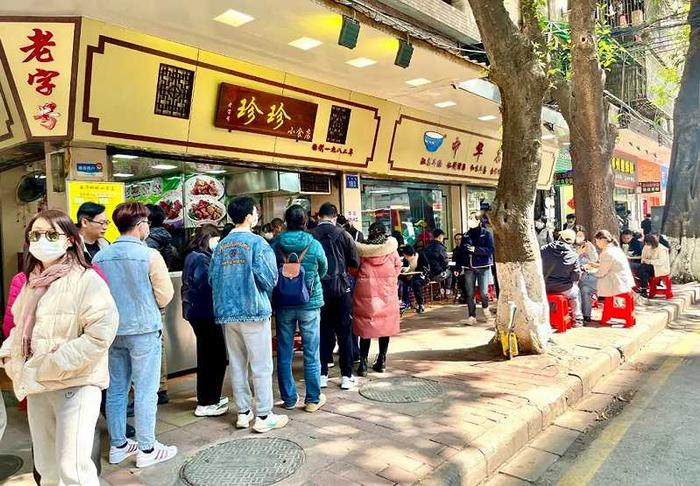 午市时间,消费者排起长队