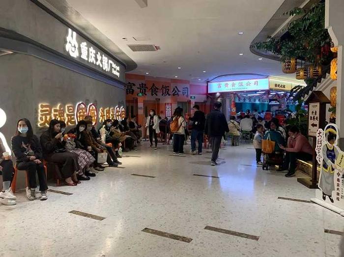 饭点时间的富力海珠城,大部分餐饮店前都排满消费者