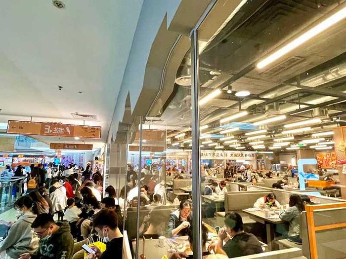 店里店外都一片火热