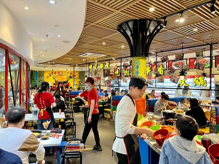 店外排起长队,店内服务员忙着翻台