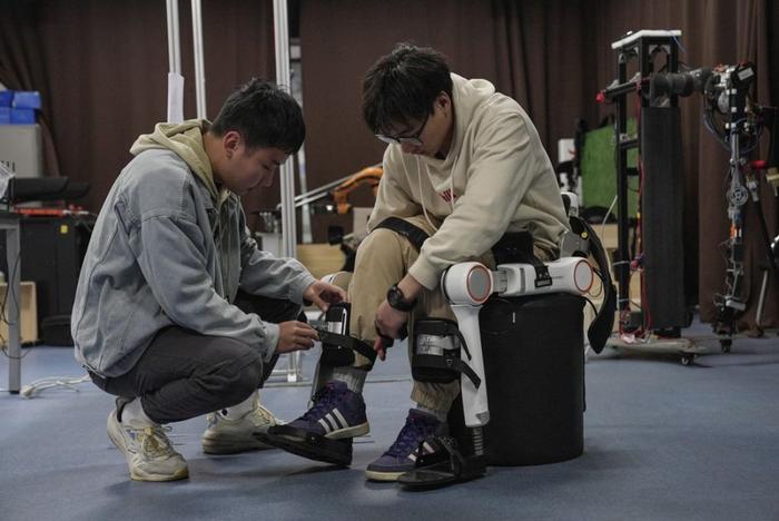 人机智能科学家程洪： 创造现实版“钢铁侠”  让截瘫患者“站起来走得好”|人境·大咖