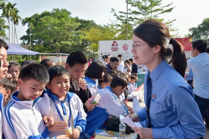 屯昌县人民检察院开展禁毒宣传活动