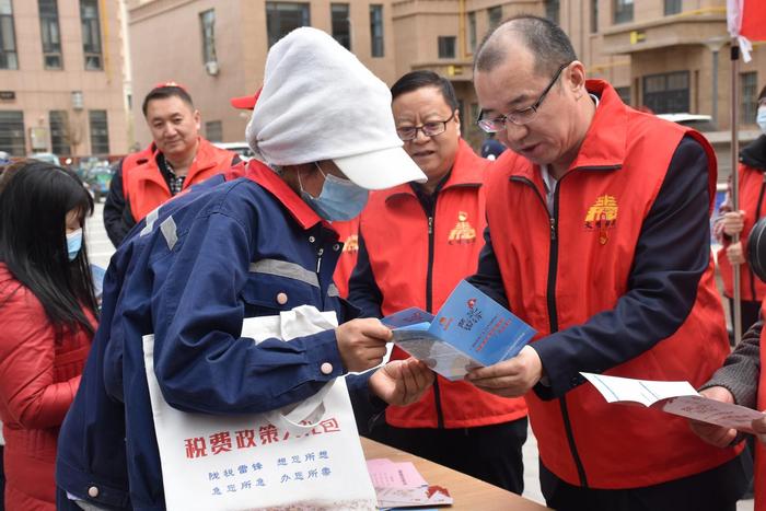 创城齐参与 文明共传递——张掖市开展城市环境卫生整治志愿服务活动见闻