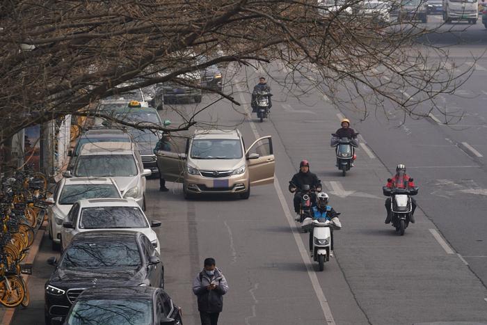 警惕“开门杀”，记者探访商场、景区周边发现这些隐患