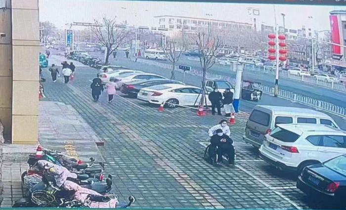 老人半路突发心梗，沧州这位医生推着轮椅跑上街头......