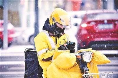 外卖平台持续优化算法降低配送压力，让外卖骑手不再困在系统里