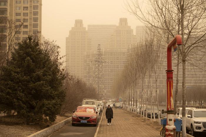 北京为何现“蓝太阳”？长春“泥雨”要下多久？气象专家解读