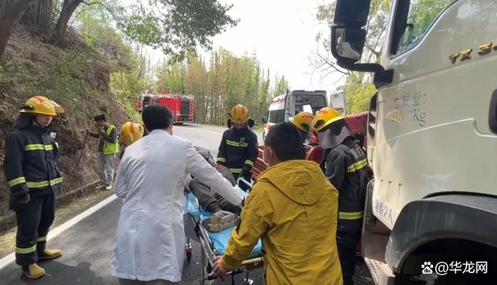 安全第一：三轮车撞上罐车 消防紧急救援被卡驾驶员