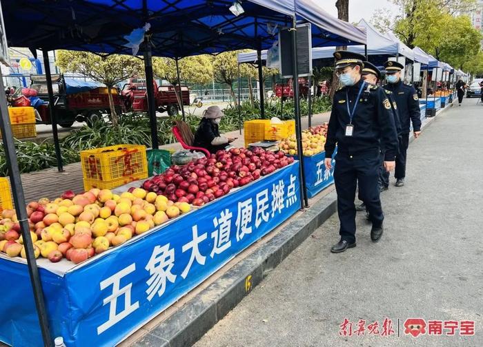 实行“地摊经济”一街一策......南宁规范地摊经济发展→