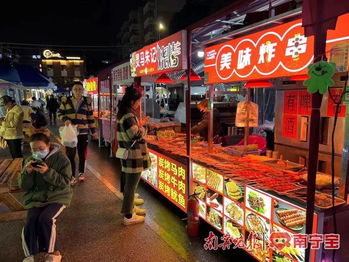 实行“地摊经济”一街一策......南宁规范地摊经济发展→