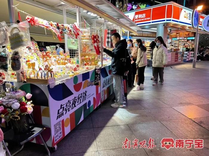 实行“地摊经济”一街一策......南宁规范地摊经济发展→