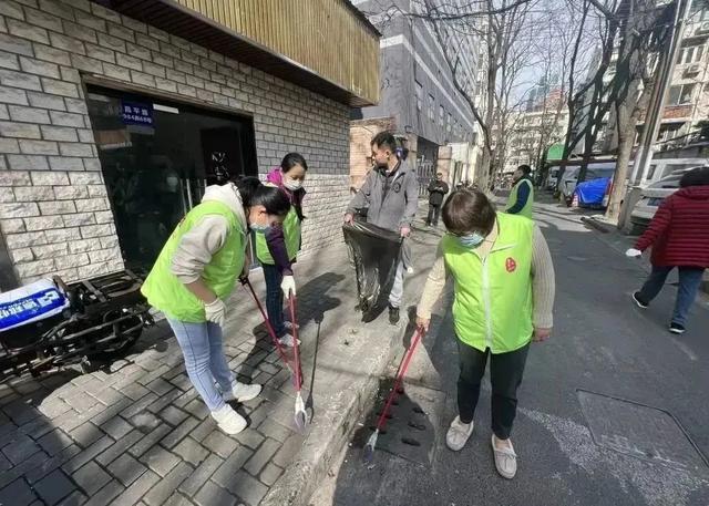 创城复评进行时丨曹家渡街道开展夜间联合执法整治和道路环境卫生整治工作