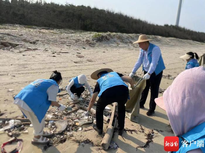 文昌市铺前镇组织人员清理垃圾 木兰湾海滩露“新颜”