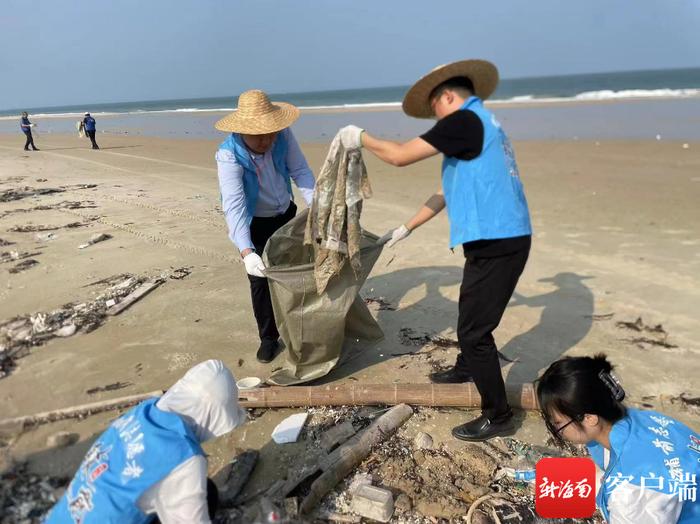 文昌市铺前镇组织人员清理垃圾 木兰湾海滩露“新颜”