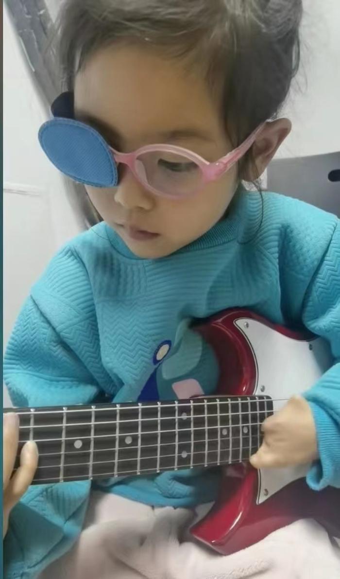 5岁女童用无指左手反弹吉他唱民谣走红 老师：不一样的手可以弹出同样好听的音乐