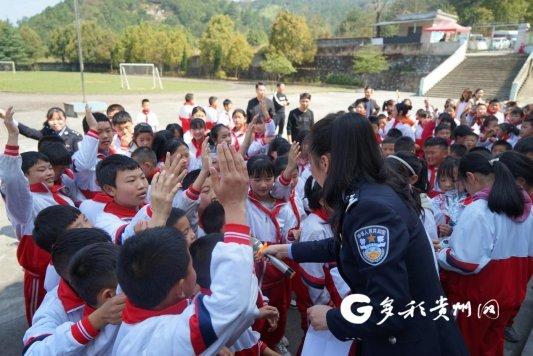 贵阳公安花溪分局走进校园 为师生上法制教育公开课