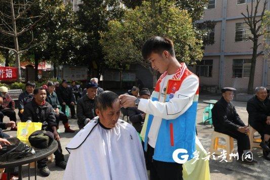 志愿者给老人理发