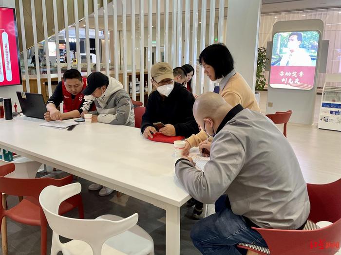 成都市网约车协会工作人员协助网约车司机办理证照