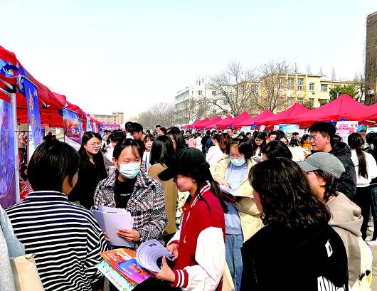 职能部门“站台”　企业全国“抢人”