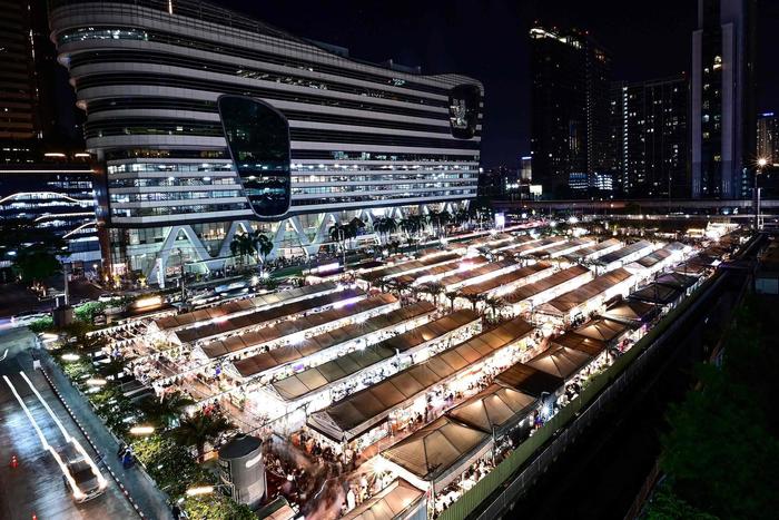↑泰国曼谷Jodd集市夜市 图据IC photo