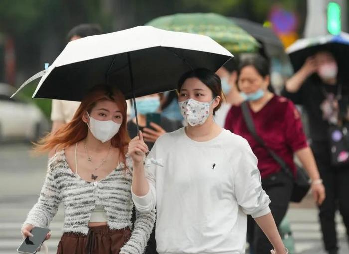 刚刚，广州多区下冰雹！有冰雹弹飞进室内……