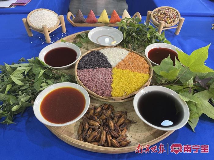 五色糯米饭是壮乡人民十分喜爱的传统风味小吃