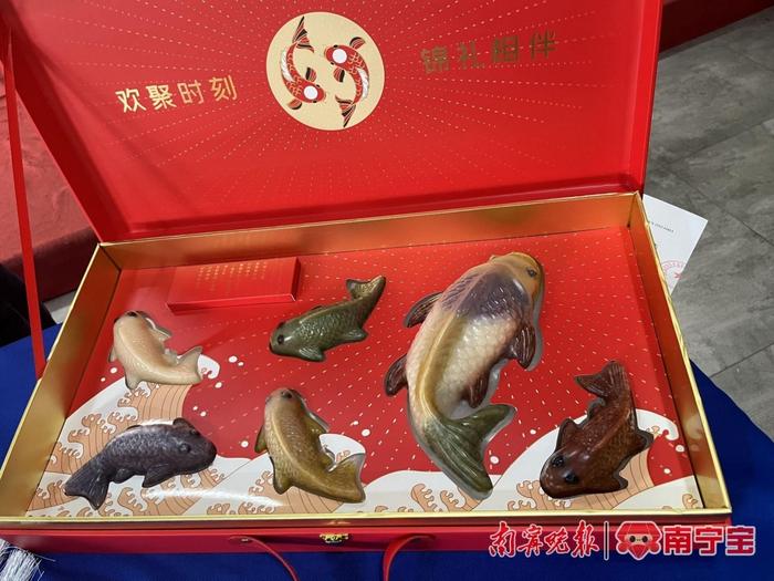 潘红华带领团队研发生产的五色糯米饭系列产品