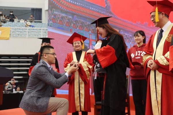 秀娃、求婚，连航天员聂海胜也来了，这所大学的研究生毕业典礼好有爱