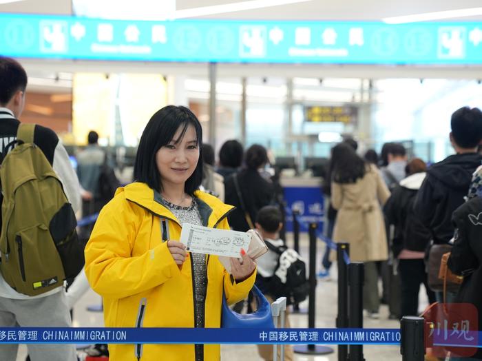 现场直击：西南“新国门”开启首日，12万人从天府机场进出