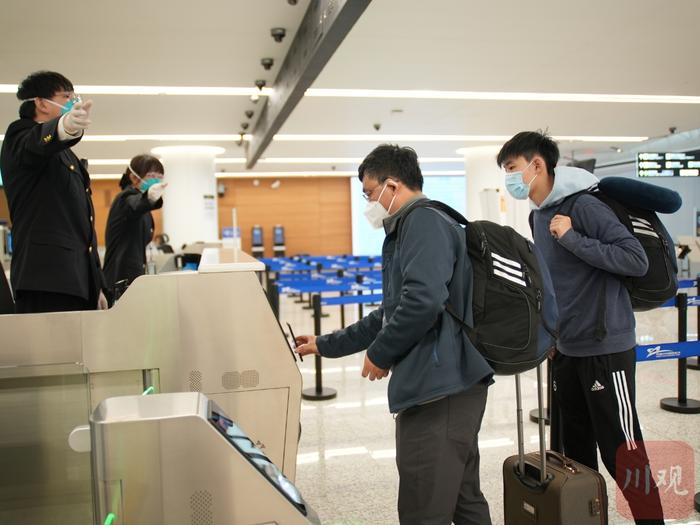 现场直击：西南“新国门”开启首日，12万人从天府机场进出