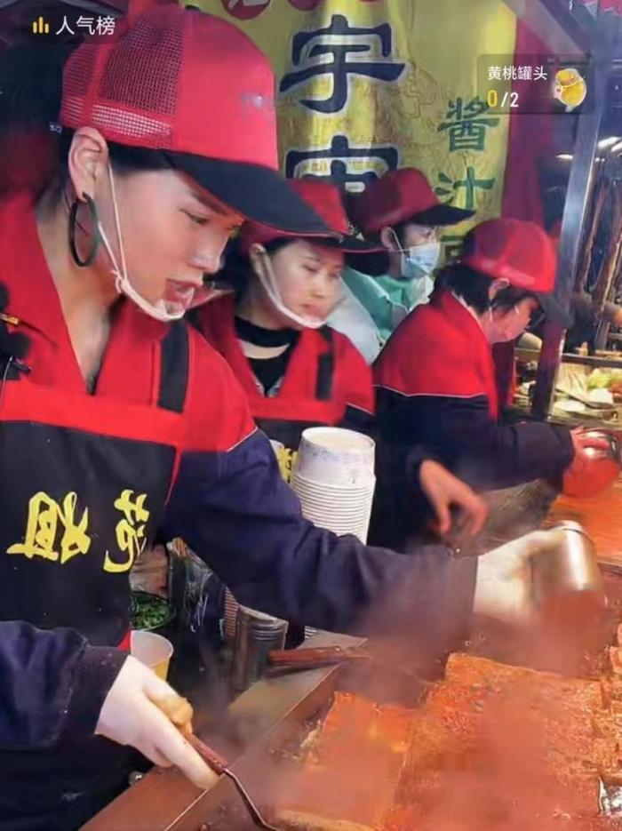 小夫妻夜市摆摊卖土豆豆腐“日营业额9184元”引质疑 “土豆郎”回应：当日是偶然 但生意本身也不错