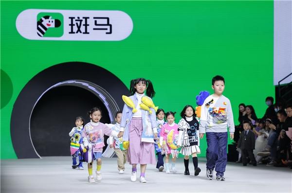 斑马App小艺术家原创服装设计作品 闪耀上海时装周KIDS WEAR T台