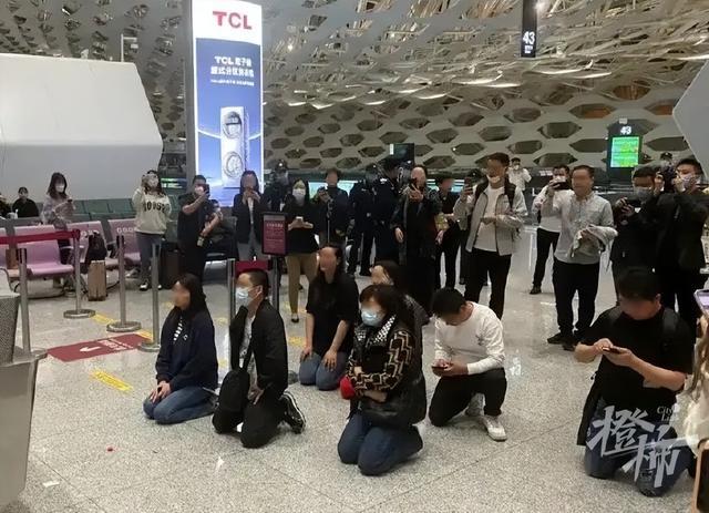 深圳暴雨航班延误取消，有旅客情绪崩溃跪求起飞！现场旅客：大家归心似箭，但在场的孩子看到会是什么感受？