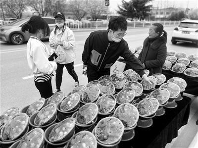 装草莓的塑料盆拿回家后还能重复使用吗