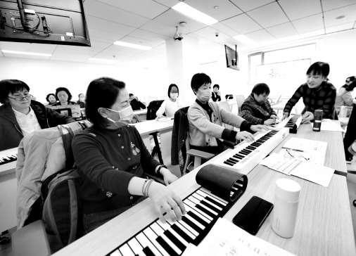 中老年学员在教室内上钢琴课和声乐课。本报记者和冠欣 摄