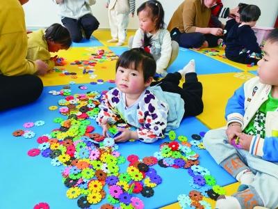 孩子们在“向日葵亲子小屋”玩益智游戏