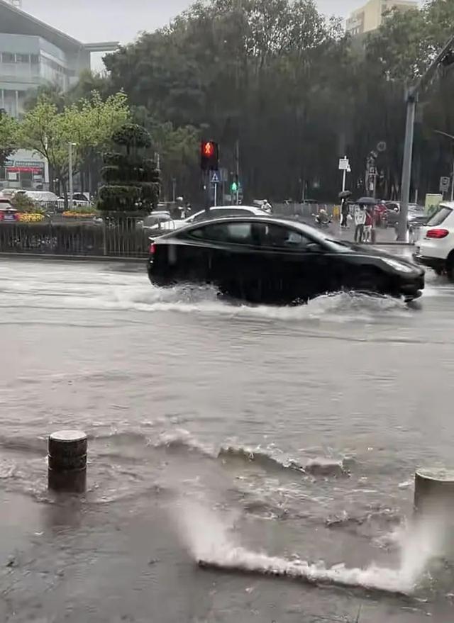 深圳暴雨航班延误取消，有旅客情绪崩溃跪求起飞！现场旅客：大家归心似箭，但在场的孩子看到会是什么感受？