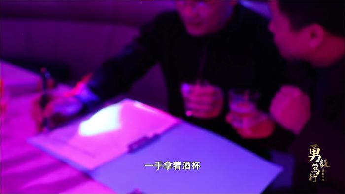 一边在会所喝酒唱歌一边审批文件，倡导干部“三进三出”的县委书记，结局讽刺…